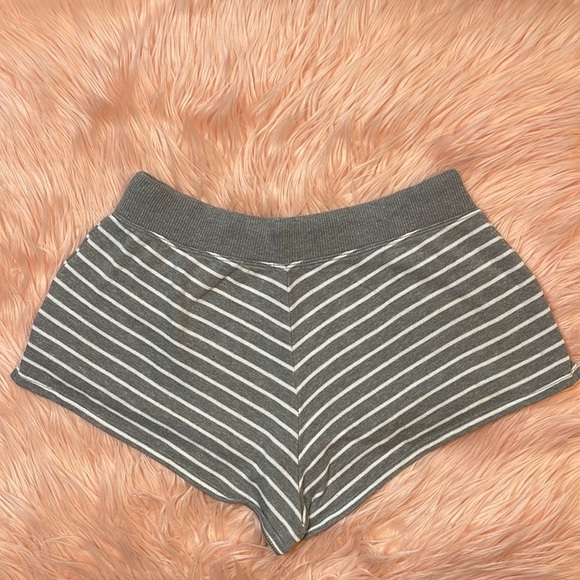 Aerie Gray & White Stripe Woman’s Shorts Size Small - Picture 4 of 6